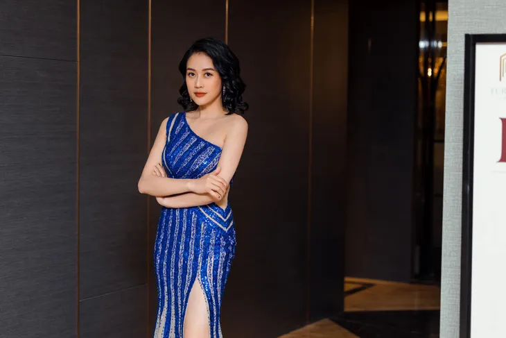 MC Phí Linh diện váy xẻ táo bạo - Ảnh 4. MC Phí Linh diện váy xẻ táo bạo - Ảnh 4.