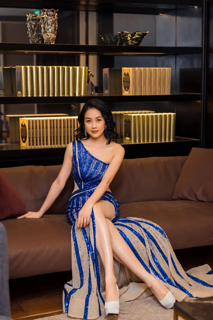 MC Phí Linh diện váy xẻ táo bạo - Ảnh 5. MC Phí Linh diện váy xẻ táo bạo - Ảnh 5.