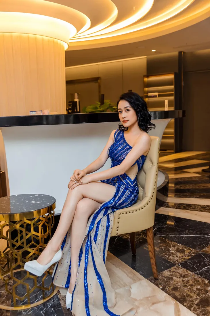 MC Phí Linh diện váy xẻ táo bạo - Ảnh 6. MC Phí Linh diện váy xẻ táo bạo - Ảnh 6.