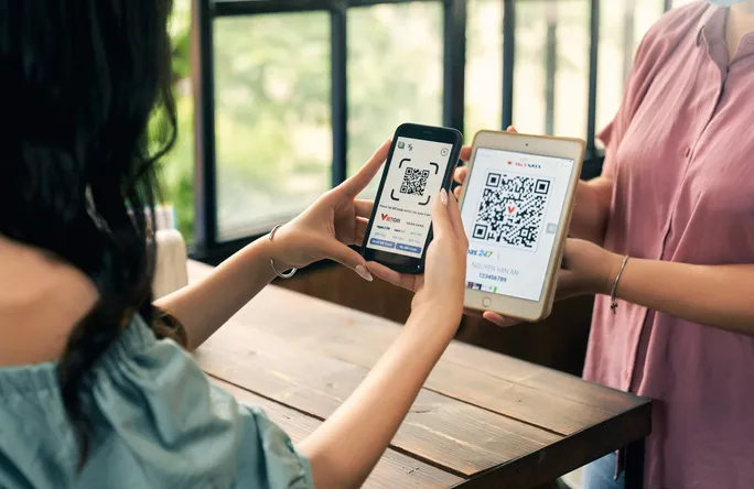 Lần đầu tiên giao dịch rút tiền qua ATM giảm - Ảnh 2. Lần đầu tiên giao dịch rút tiền qua ATM giảm - Ảnh 2.