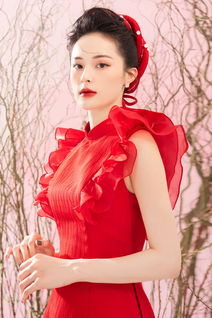 Hạ Vi hóa nàng thơ trong tà áo dài đón xuân - Ảnh 4. Hạ Vi hóa nàng thơ trong tà áo dài đón xuân - Ảnh 4.