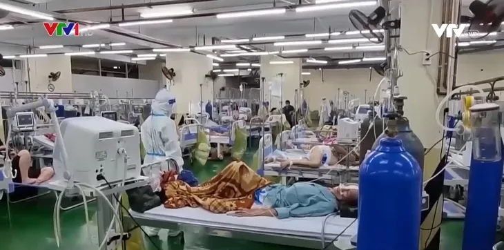 Tâm lý chủ động mắc COVID-19 có thể phải trả giá đắt - Ảnh 1. Tâm lý chủ động mắc COVID-19 có thể phải trả giá đắt - Ảnh 1.