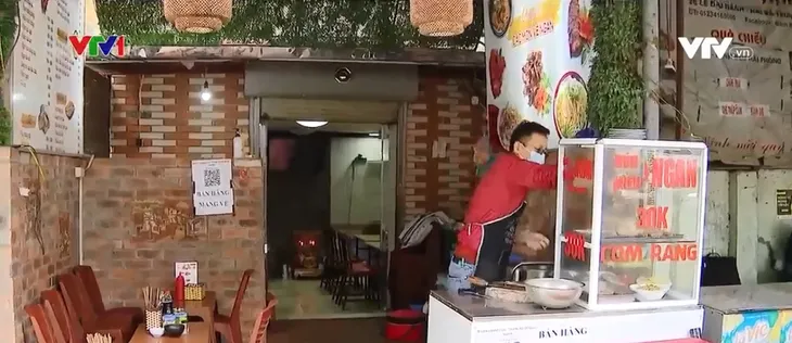 Đóng mở theo cấp độ dịch, nhiều hộ kinh doanh tại Hà Nội bán hàng trong bất an - Ảnh 1. Đóng mở theo cấp độ dịch, nhiều hộ kinh doanh tại Hà Nội bán hàng trong bất an - Ảnh 1.