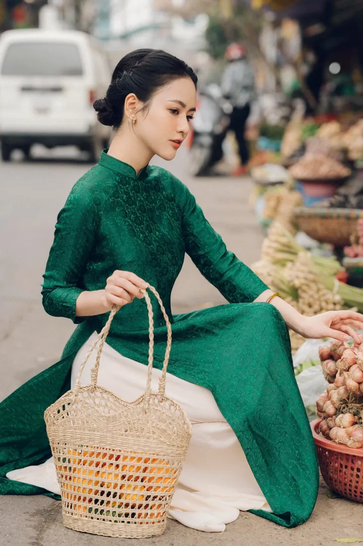 Việt Hoa khoe vẻ đẹp đằm thắm khi diện áo dài xưa - Ảnh 9. Việt Hoa khoe vẻ đẹp đằm thắm khi diện áo dài xưa - Ảnh 9.