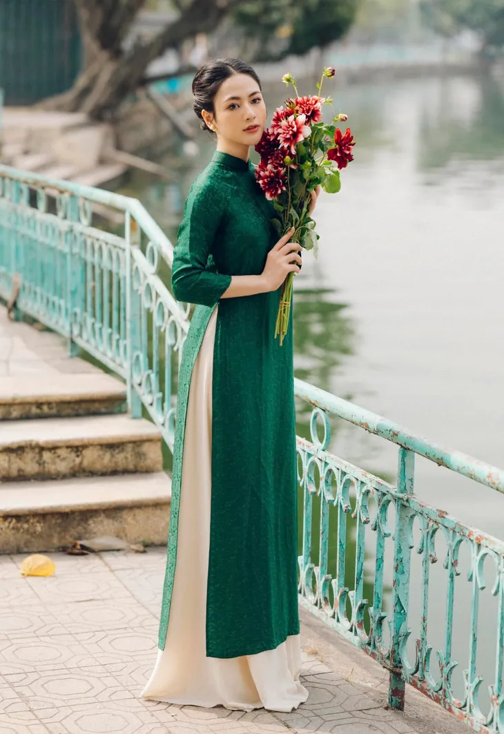 Việt Hoa khoe vẻ đẹp đằm thắm khi diện áo dài xưa - Ảnh 8. Việt Hoa khoe vẻ đẹp đằm thắm khi diện áo dài xưa - Ảnh 8.