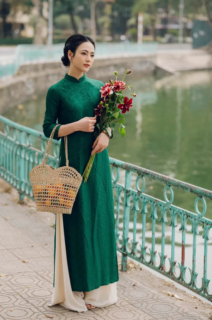 Gợi ý áo dài chơi Tết từ sao Việt - Ảnh 8. Gợi ý áo dài chơi Tết từ sao Việt - Ảnh 8.