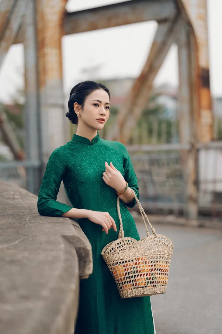 Việt Hoa khoe vẻ đẹp đằm thắm khi diện áo dài xưa - Ảnh 6. Việt Hoa khoe vẻ đẹp đằm thắm khi diện áo dài xưa - Ảnh 6.