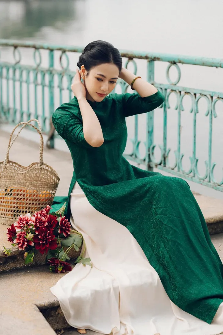 Việt Hoa khoe vẻ đẹp đằm thắm khi diện áo dài xưa - Ảnh 3. Việt Hoa khoe vẻ đẹp đằm thắm khi diện áo dài xưa - Ảnh 3.