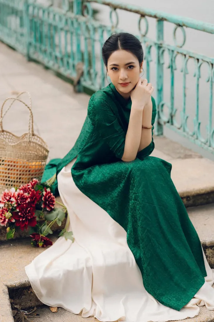 Việt Hoa khoe vẻ đẹp đằm thắm khi diện áo dài xưa - Ảnh 2. Việt Hoa khoe vẻ đẹp đằm thắm khi diện áo dài xưa - Ảnh 2.