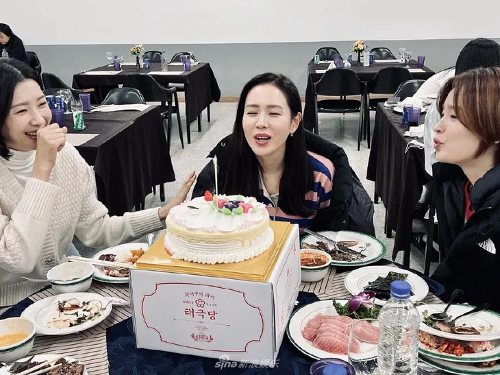 Son Ye Jin đón tuổi 40, fan thắc mắc vì vắng bóng Hyun Bin - Ảnh 2. Son Ye Jin đón tuổi 40, fan thắc mắc vì vắng bóng Hyun Bin - Ảnh 2.