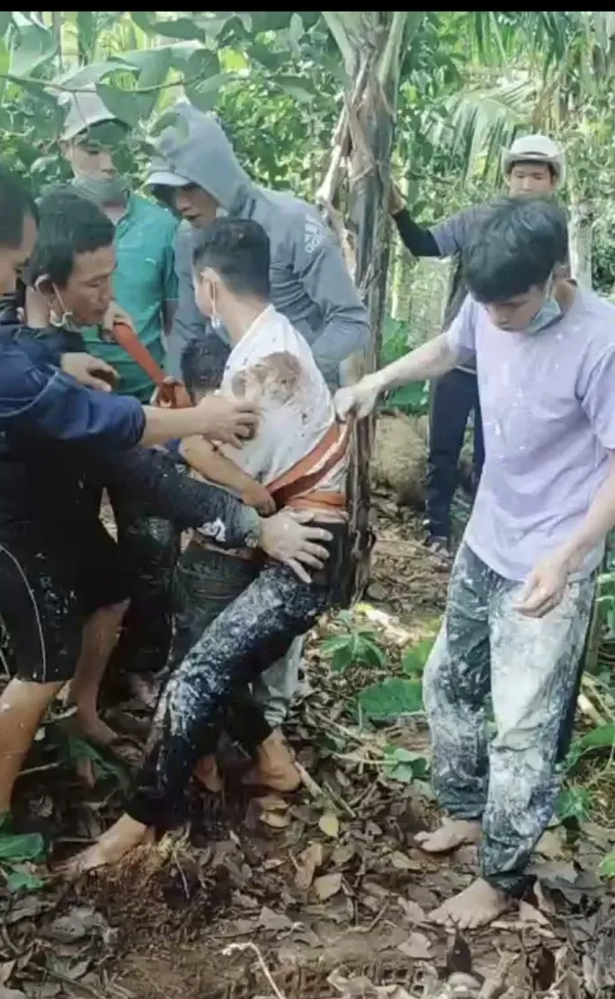 Giải cứu bé trai bị rơi xuống giếng sâu - Ảnh 1. Giải cứu bé trai bị rơi xuống giếng sâu - Ảnh 1.