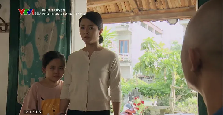 Phố trong làng - Tập 39: Bé Tình bỏ nhà đi, rơi xuống ao chết đuối? - Ảnh 5. Phố trong làng - Tập 39: Bé Tình bỏ nhà đi, rơi xuống ao chết đuối? - Ảnh 5.
