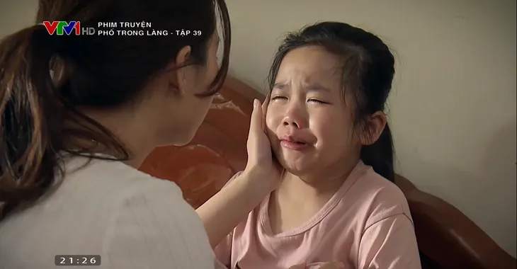 Phố trong làng - Tập 39: Bé Tình bỏ nhà đi, rơi xuống ao chết đuối? - Ảnh 9. Phố trong làng - Tập 39: Bé Tình bỏ nhà đi, rơi xuống ao chết đuối? - Ảnh 9.
