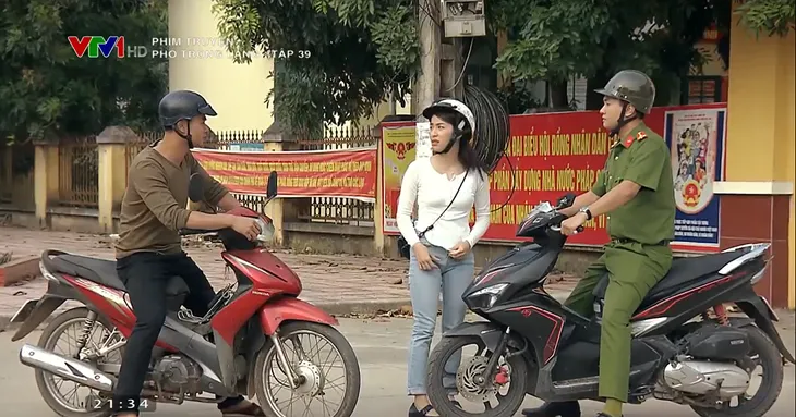 Phố trong làng - Tập 39: Bé Tình bỏ nhà đi, rơi xuống ao chết đuối? - Ảnh 13. Phố trong làng - Tập 39: Bé Tình bỏ nhà đi, rơi xuống ao chết đuối? - Ảnh 13.