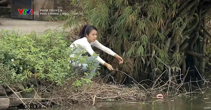 Phố trong làng - Tập 39: Bé Tình bỏ nhà đi, rơi xuống ao chết đuối? - Ảnh 14. Phố trong làng - Tập 39: Bé Tình bỏ nhà đi, rơi xuống ao chết đuối? - Ảnh 14.