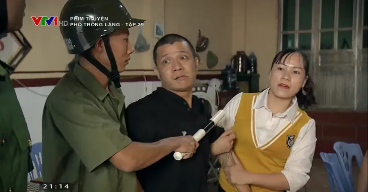 Phố trong làng - Tập 39: Bé Tình bỏ nhà đi, rơi xuống ao chết đuối? - Ảnh 2. Phố trong làng - Tập 39: Bé Tình bỏ nhà đi, rơi xuống ao chết đuối? - Ảnh 2.