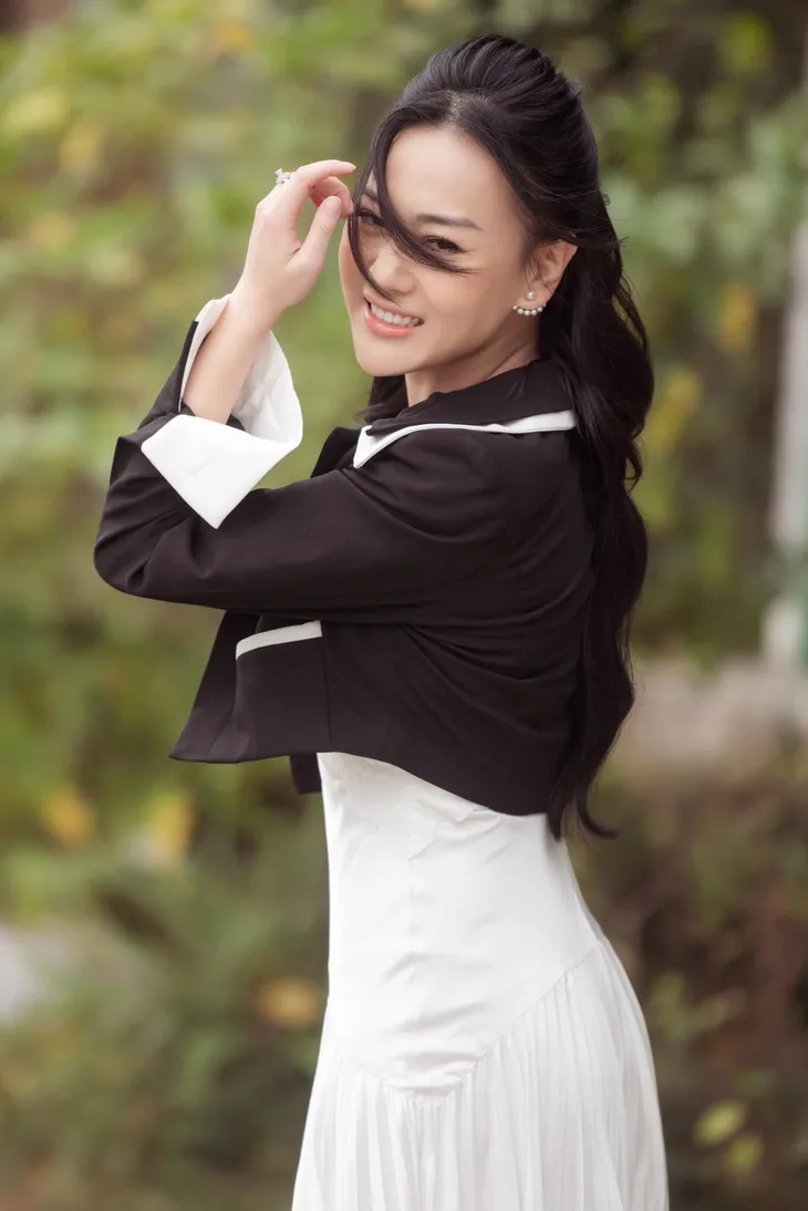 Phương Oanh khoe vẻ đẹp mong manh, nữ tính - Ảnh 1. Phương Oanh khoe vẻ đẹp mong manh, nữ tính - Ảnh 1.