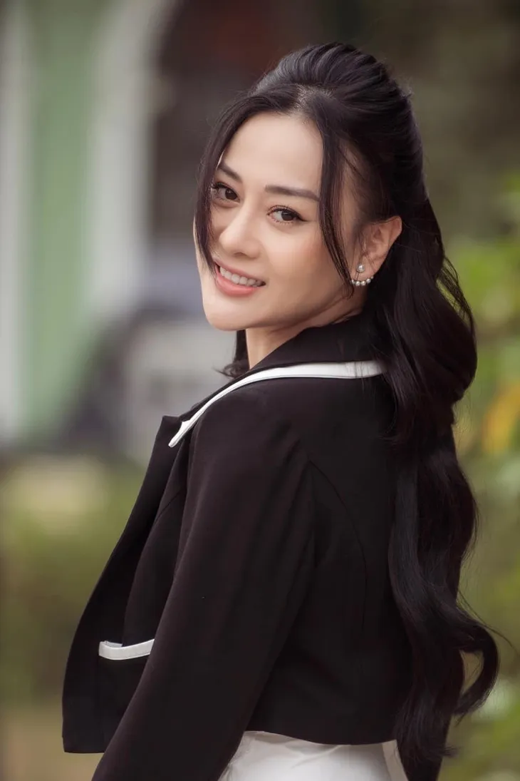 Phương Oanh khoe vẻ đẹp mong manh, nữ tính - Ảnh 4. Phương Oanh khoe vẻ đẹp mong manh, nữ tính - Ảnh 4.