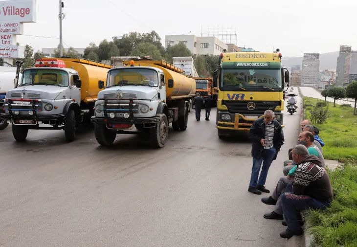 Người biểu tình chặn đường ở Lebanon để phản đối suy thoái kinh tế, giá cả tăng vọt - Ảnh 1. Người biểu tình chặn đường ở Lebanon để phản đối suy thoái kinh tế, giá cả tăng vọt - Ảnh 1.