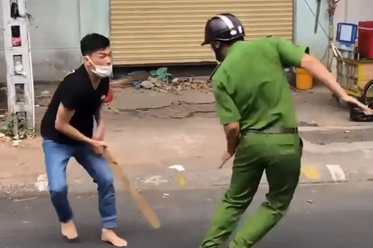Tạm giữ đối tượng dùng gậy tấn công công an - Ảnh 1. Tạm giữ đối tượng dùng gậy tấn công công an - Ảnh 1.