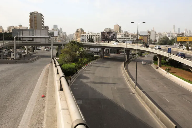 Người biểu tình chặn đường ở Lebanon để phản đối suy thoái kinh tế, giá cả tăng vọt - Ảnh 5. Người biểu tình chặn đường ở Lebanon để phản đối suy thoái kinh tế, giá cả tăng vọt - Ảnh 5.