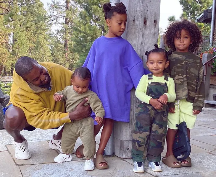 Hóa ra đây là lí do Kanye West mua nhà cạnh vợ cũ! - Ảnh 1. Hóa ra đây là lí do Kanye West mua nhà cạnh vợ cũ! - Ảnh 1.
