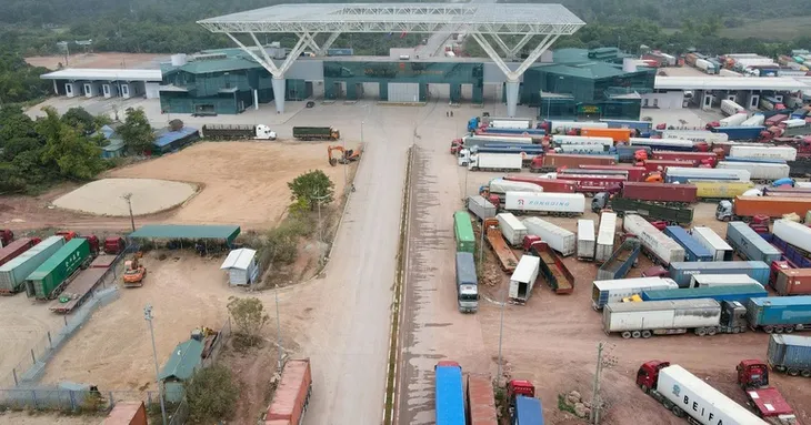 Dừng tiếp nhận hoa quả, thủy sản đông lạnh qua cửa khẩu Móng Cái - Ảnh 1. Dừng tiếp nhận hoa quả, thủy sản đông lạnh qua cửa khẩu Móng Cái - Ảnh 1.