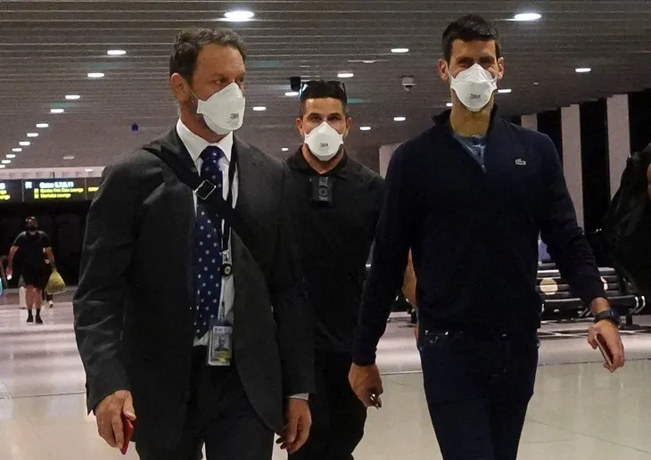 Djokovic lên máy bay rời Australia sau phán quyết của toà án - Ảnh 1. Djokovic lên máy bay rời Australia sau phán quyết của toà án - Ảnh 1.