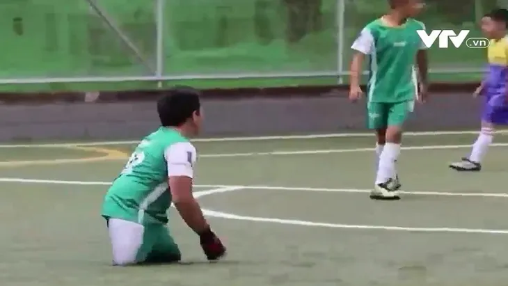 Cậu bé khuyết tật cả hai chân vẫn mê đá bóng - Ảnh 1. Cậu bé khuyết tật cả hai chân vẫn mê đá bóng - Ảnh 1.