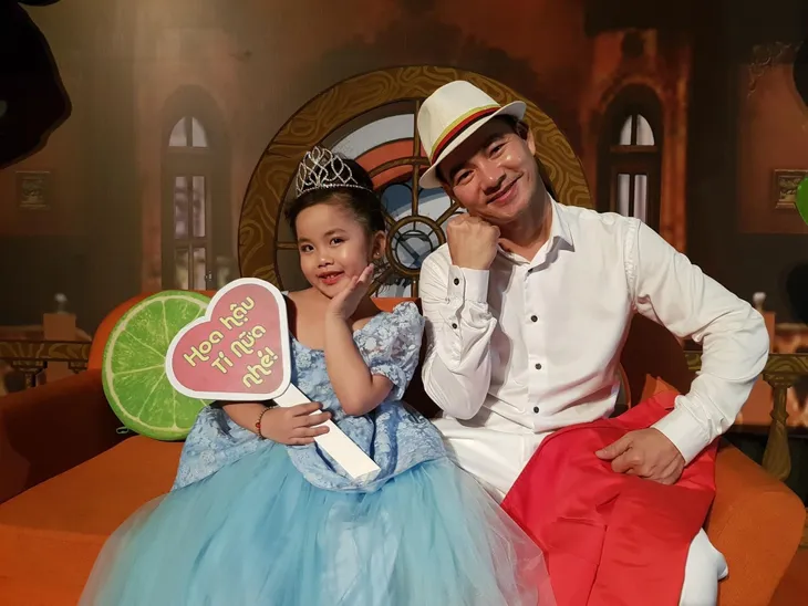 Diễn viên nhí lấy nhiều nước mắt của khán giả trong phim Phố trong làng - Ảnh 4. Diễn viên nhí lấy nhiều nước mắt của khán giả trong phim Phố trong làng - Ảnh 4.