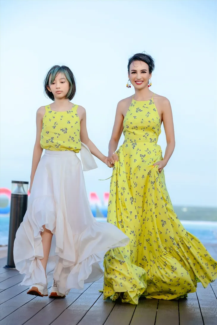 Hoa hậu Hương Giang diễn vedette cùng 2 con gái trong ngày sinh nhật - Ảnh 1. Hoa hậu Hương Giang diễn vedette cùng 2 con gái trong ngày sinh nhật - Ảnh 1.