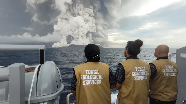 Núi lửa Tonga tiếp tục phun trào, xuất hiện những cơn sóng lớn - Ảnh 1. Núi lửa Tonga tiếp tục phun trào, xuất hiện những cơn sóng lớn - Ảnh 1.