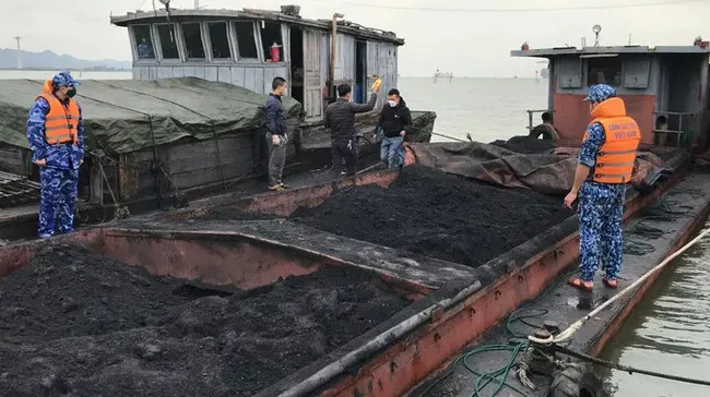 “Nóng” buôn lậu trên biển dịp cuối năm - Ảnh 1. “Nóng” buôn lậu trên biển dịp cuối năm - Ảnh 1.