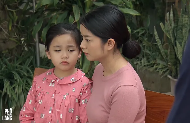 Phố trong làng - Tập 42: Mến quỳ gối xin vợ tha thứ - Ảnh 1. Phố trong làng - Tập 42: Mến quỳ gối xin vợ tha thứ - Ảnh 1.
