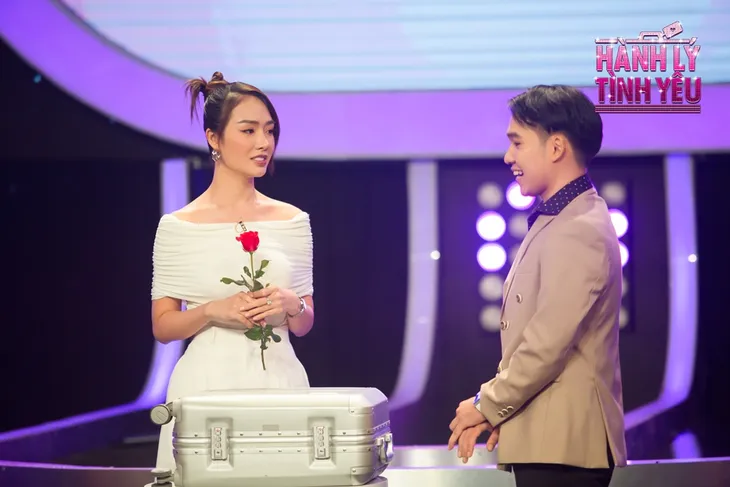 Hành lý tình yêu: Nam tiếp viên lụy tình chinh phục nữ chính xinh đẹp - Ảnh 2. Hành lý tình yêu: Nam tiếp viên lụy tình chinh phục nữ chính xinh đẹp - Ảnh 2.