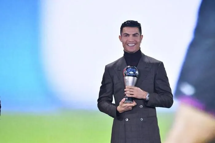 Ronaldo giành giải thưởng đặc biệt của FIFA - Ảnh 1. Ronaldo giành giải thưởng đặc biệt của FIFA - Ảnh 1.