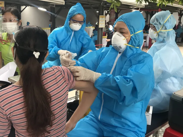 Hơn 850 ca COVID-19 nặng đang thở máy, ECMO; Đà Nẵng bác tin đồn sẽ phong tỏa cứng trong ngày 25 Tết - Ảnh 3. Hơn 850 ca COVID-19 nặng đang thở máy, ECMO; Đà Nẵng bác tin đồn sẽ phong tỏa cứng trong ngày 25 Tết - Ảnh 3.