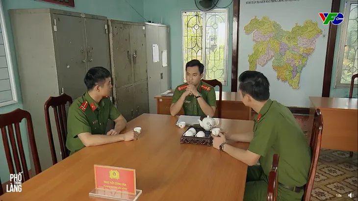 Phố trong làng - Tập 43: Vừa đi làm, Mến - Hiếu mắc bẫy nhóm giang hồ - Ảnh 5. Phố trong làng - Tập 43: Vừa đi làm, Mến - Hiếu mắc bẫy nhóm giang hồ - Ảnh 5.