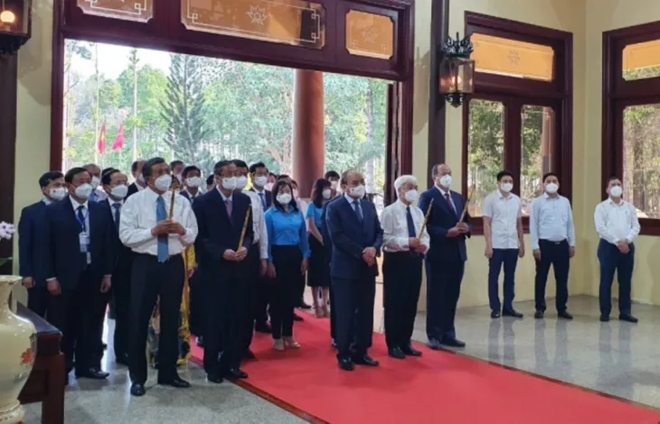 Chủ tịch nước Nguyễn Xuân Phúc dâng hương tưởng nhớ Chủ tịch Tôn Đức Thắng - Ảnh 1. Chủ tịch nước Nguyễn Xuân Phúc dâng hương tưởng nhớ Chủ tịch Tôn Đức Thắng - Ảnh 1.