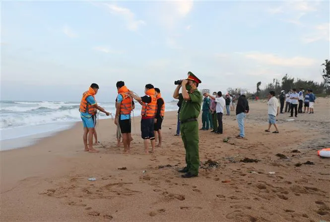 Phú Yên: Tìm thấy thi thể 2 học sinh bị sóng biển cuốn trôi - Ảnh 1.