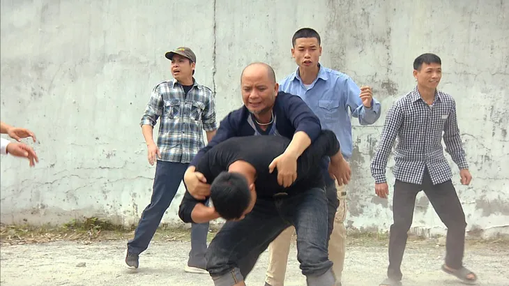 Phố trong làng - Tập 43: Thuận tìm mọi cách triệt đường sống của gia đình Hiếu - Ảnh 7. Phố trong làng - Tập 43: Thuận tìm mọi cách triệt đường sống của gia đình Hiếu - Ảnh 7.
