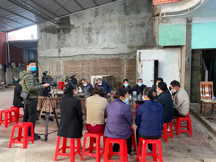 Vụ bé gái 3 tuổi có đinh găm ở đầu: Mẹ có biểu hiện không bình thường, dượng hờ có thể bị điếc bẩm sinh - Ảnh 1. Vụ bé gái 3 tuổi có đinh găm ở đầu: Mẹ có biểu hiện không bình thường, dượng hờ có thể bị điếc bẩm sinh - Ảnh 1.