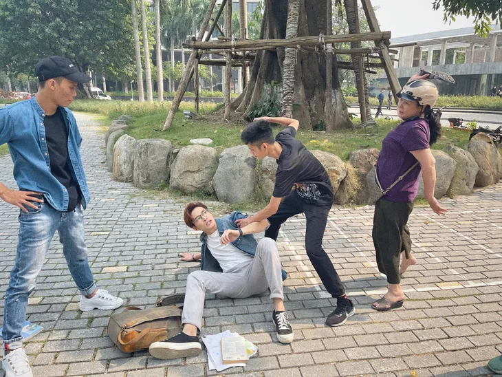 Thương ngày nắng về: Huyền Lizzie thay Vân Trang xin lỗi Đình Tú - Ảnh 6. Thương ngày nắng về: Huyền Lizzie thay Vân Trang xin lỗi Đình Tú - Ảnh 6.