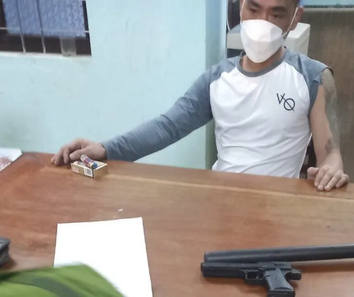 Nam thanh niên dùng súng uy hiếp con nợ rồi phát trực tuyến trên MXH - Ảnh 1. Nam thanh niên dùng súng uy hiếp con nợ rồi phát trực tuyến trên MXH - Ảnh 1.