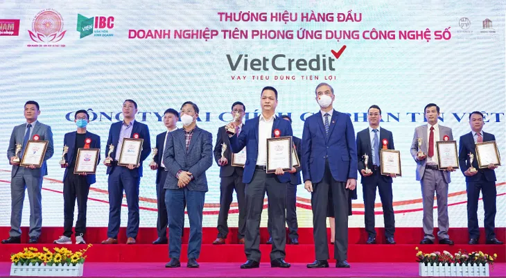 VietCredit vinh dự vào Top 10 thương hiệu hàng đầu Việt Nam - Ảnh 1. VietCredit vinh dự vào Top 10 thương hiệu hàng đầu Việt Nam - Ảnh 1.