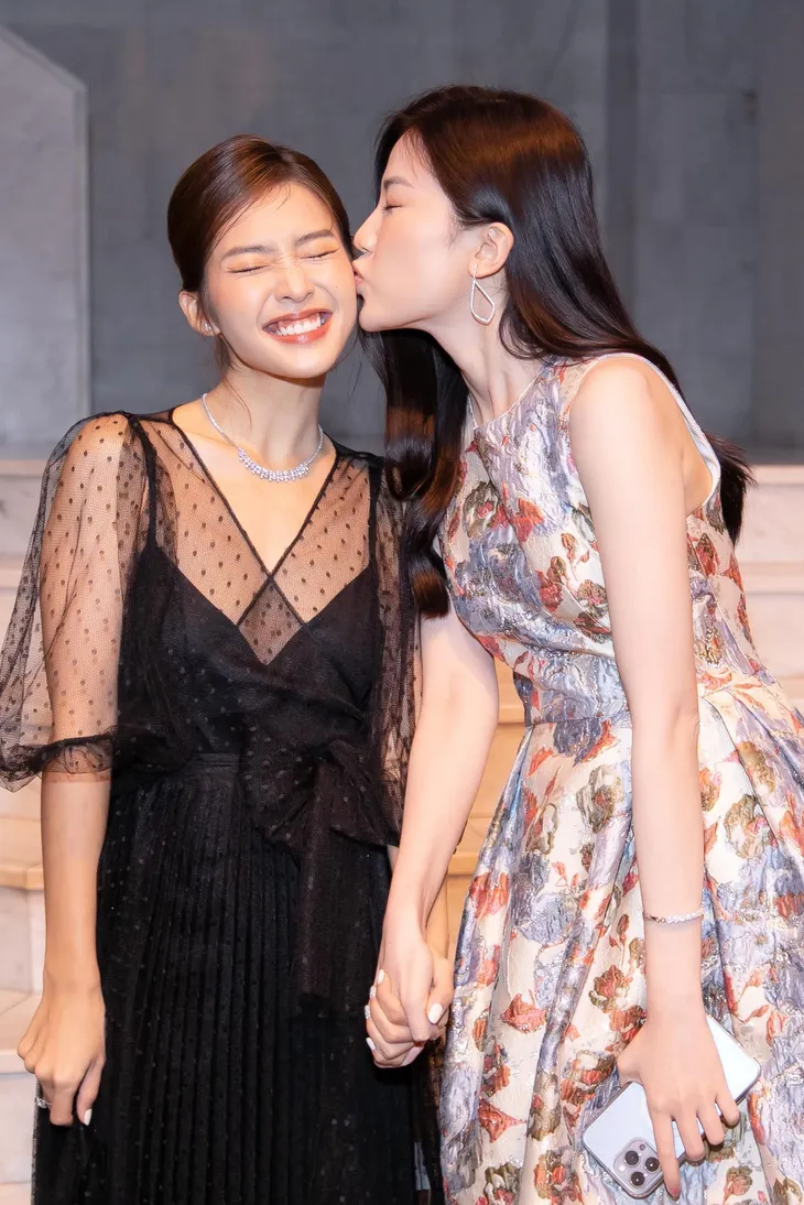 Khả Ngân hút mọi ảnh nhìn dù chụp vội ở hậu trường VTV Awards 2021 - Ảnh 7. Khả Ngân hút mọi ảnh nhìn dù chụp vội ở hậu trường VTV Awards 2021 - Ảnh 7.