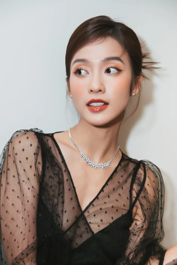 Khả Ngân hút mọi ảnh nhìn dù chụp vội ở hậu trường VTV Awards 2021 - Ảnh 11. Khả Ngân hút mọi ảnh nhìn dù chụp vội ở hậu trường VTV Awards 2021 - Ảnh 11.