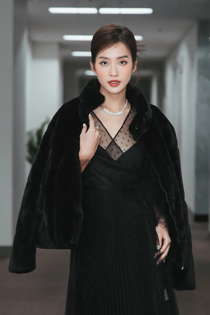 Khả Ngân hút mọi ảnh nhìn dù chụp vội ở hậu trường VTV Awards 2021 - Ảnh 12. Khả Ngân hút mọi ảnh nhìn dù chụp vội ở hậu trường VTV Awards 2021 - Ảnh 12.