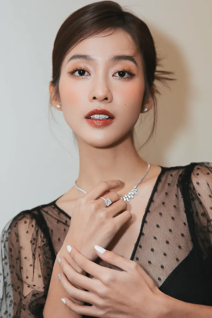 Khả Ngân hút mọi ảnh nhìn dù chụp vội ở hậu trường VTV Awards 2021 - Ảnh 1. Khả Ngân hút mọi ảnh nhìn dù chụp vội ở hậu trường VTV Awards 2021 - Ảnh 1.