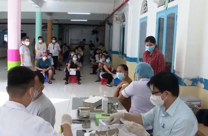 Lực lượng tiêm vaccine COVID-19 làm việc xuyên Tết Dương lịch - Ảnh 1.